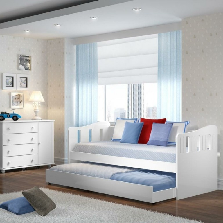 barnrum i vita ljusblå kuddar sideboard utdragbar säng