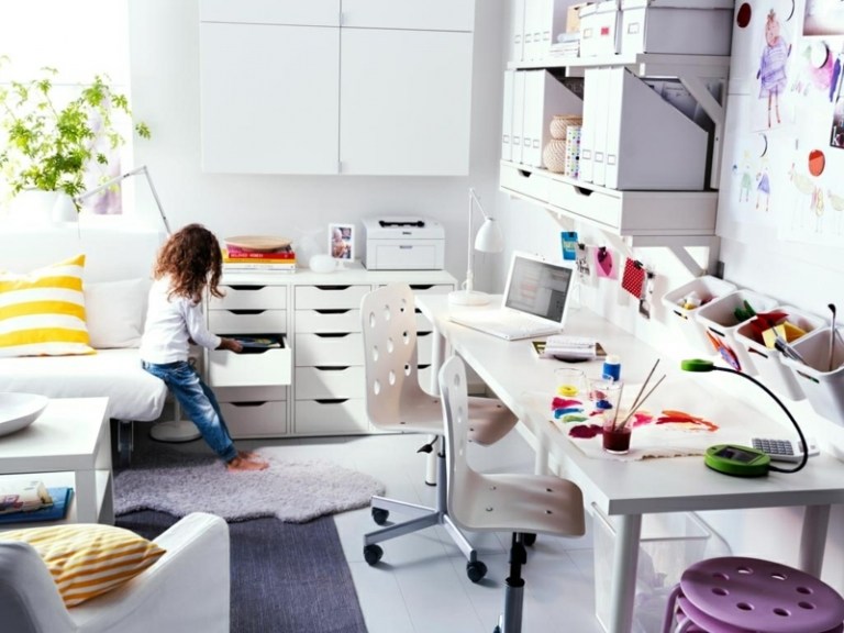 barnrum vit soffa skrivbord idé kontorsstol möbler minimalistisk