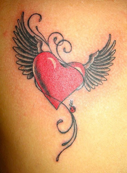 Sydämen muotoinen tatuointisuunnittelu siivillä