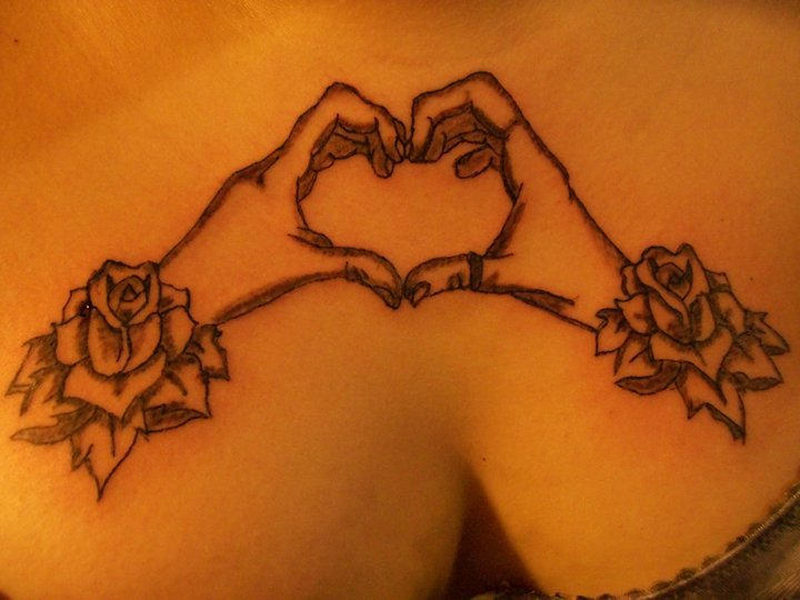 Kauniit käden sydämen tatuoinnit