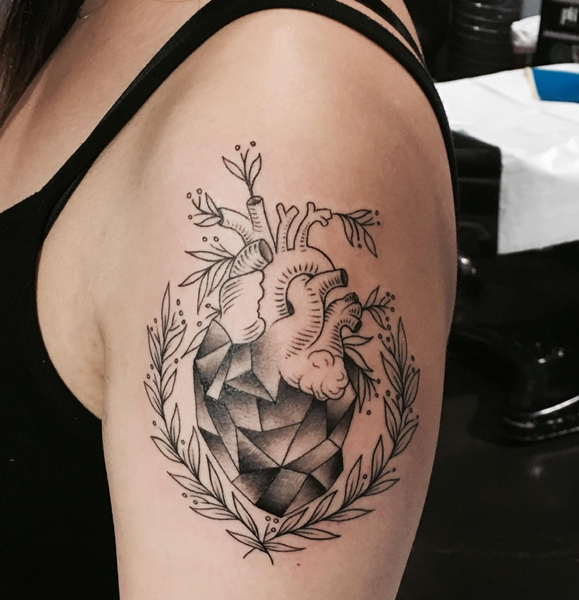 Geometrinen sydämen tatuointi