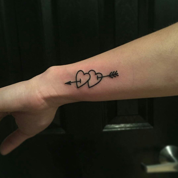 Sydän nuolen tatuoinnilla