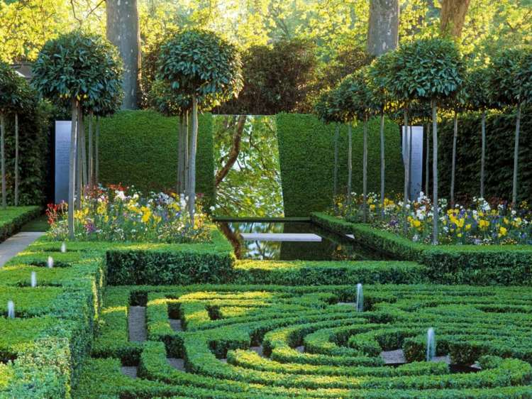 häck-i-trädgården-labyrint-spegel-dekoration-träd-rabatter