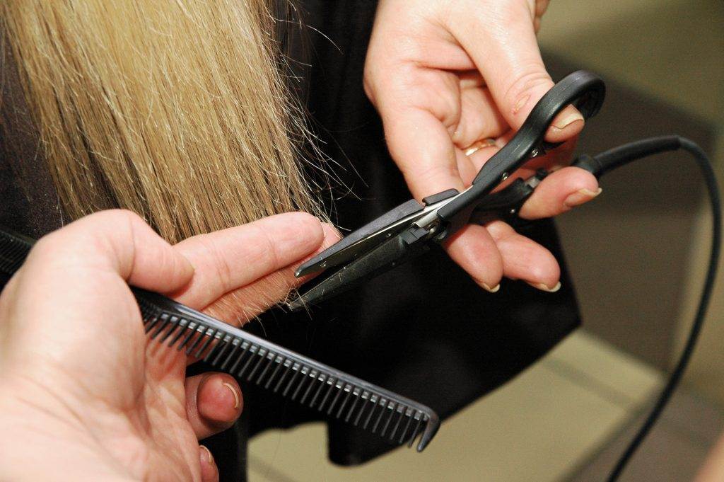Hårets ändar förseglas med den heta saxen - detta gör håret mer motståndskraftigt