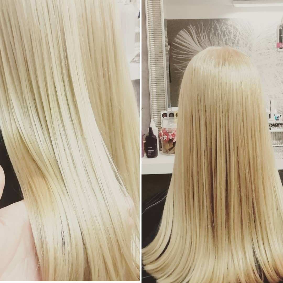 rakt och glänsande hår i en varm nyans av blondin