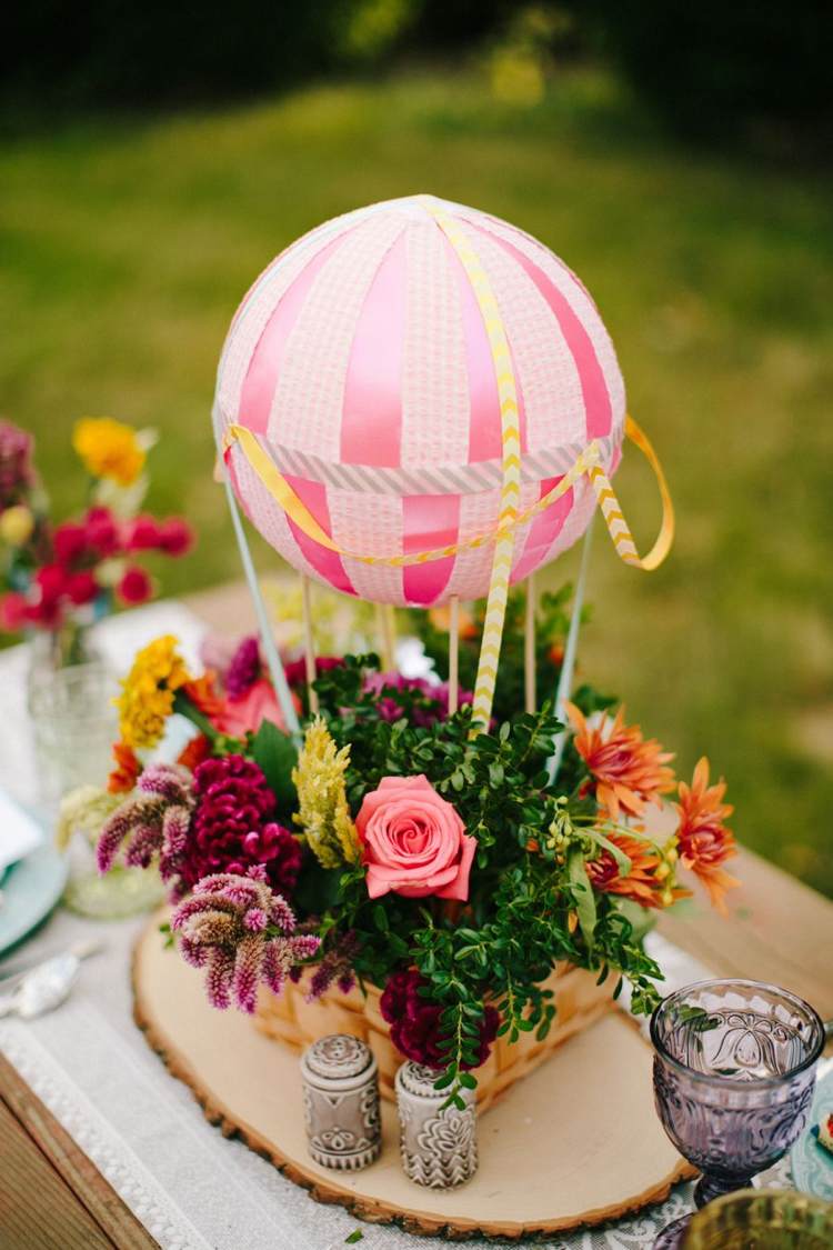 Luftballong som skapar bröllopsinstruktioner med blommor