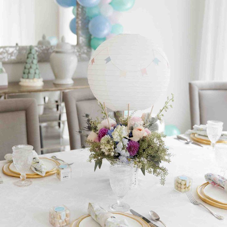 Gör bröllop för varmluftsballongdekoration själv med blommor