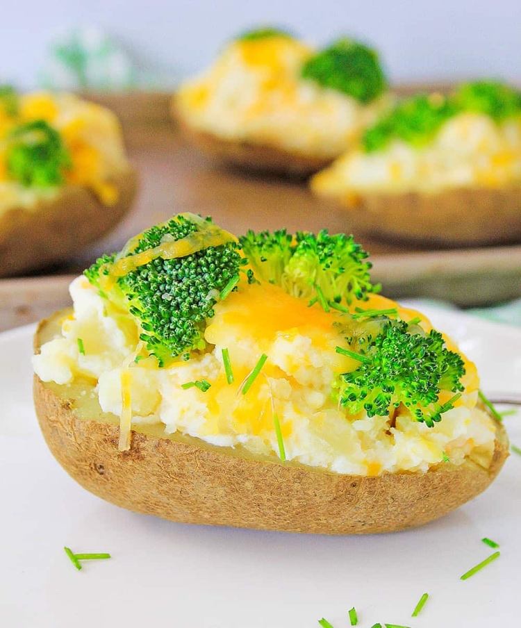 hälsosamt recept på fylld potatis med ost och broccoli