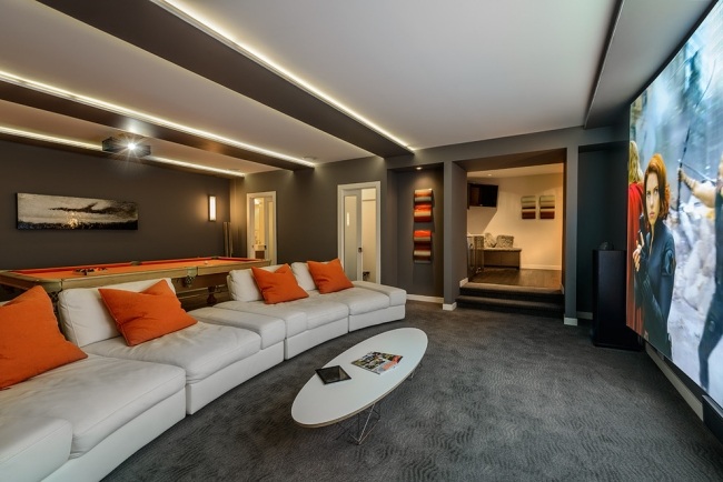 Modernt tv-vardagsrum-hemmabiosystem-bekväma soffkuddar lyser upp stämningen