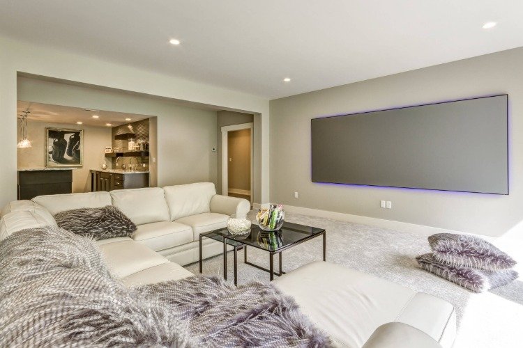 mysigt hemmabio -vardagsrum med bekväma möbler och en bred plattskärm på väggen
