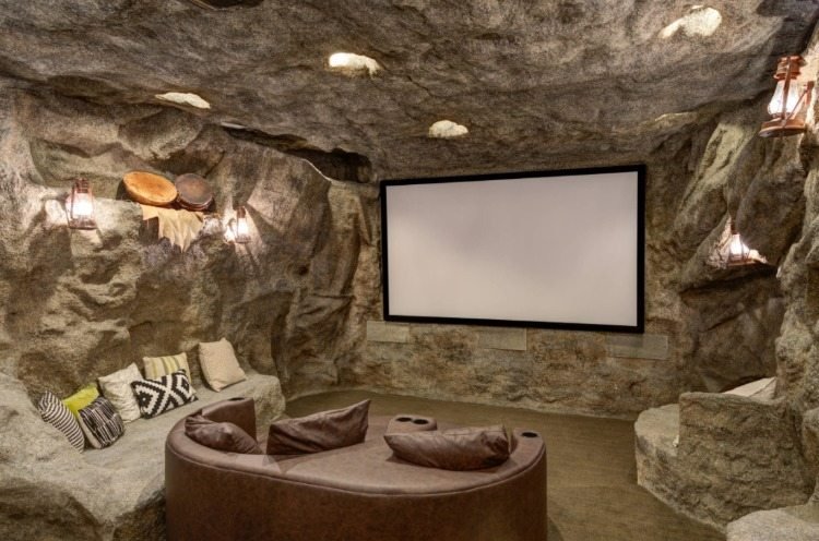 ovanlig design av hemmabio -vardagsrummet som en grotta med bekväma sittplatser och färgade kuddar