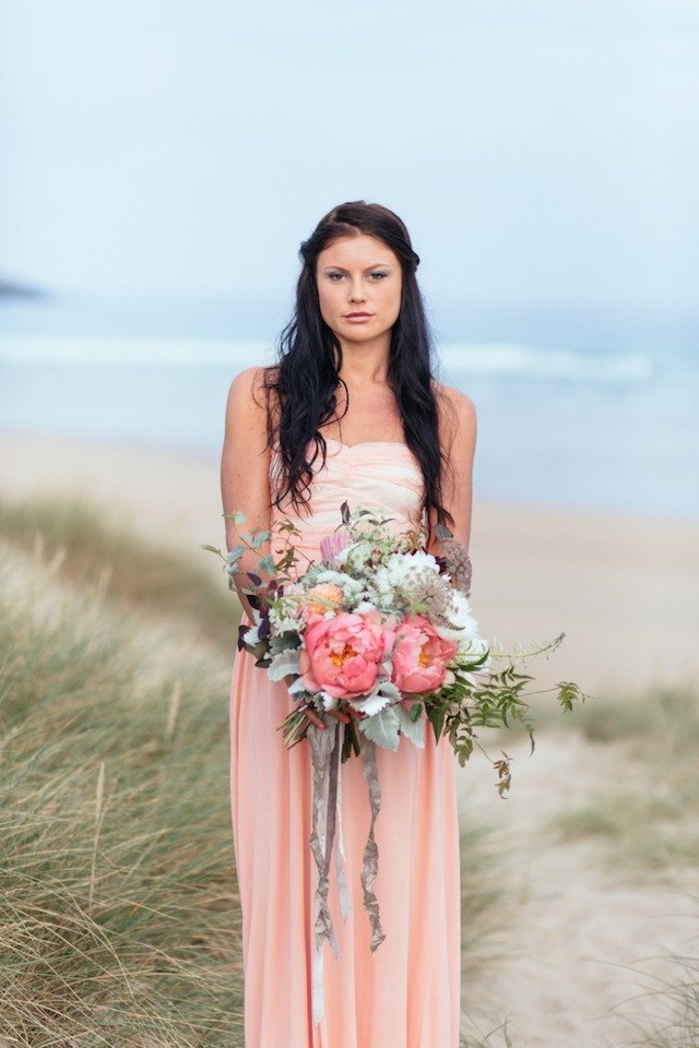 cornwall-bröllop-på-stranden-rosa-klänning