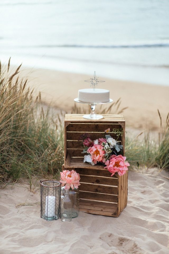 bröllop-på-stranden-blommor-sand-hav