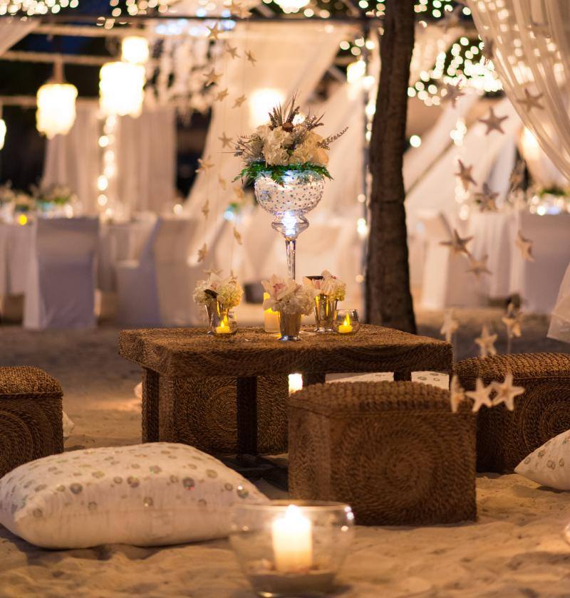Bröllop-strand-gäster-bord-romantiskt-dekorera