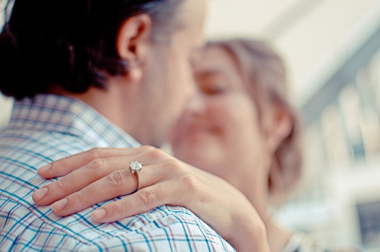 Äktenskapsförslag för man förlovningsring-kvinna-platina-pärla-sten-vänsterhand