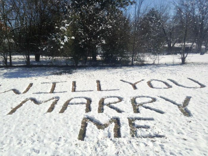 Äktenskapsförslag-idéer-män-snö-bokstäver-hand-fråga
