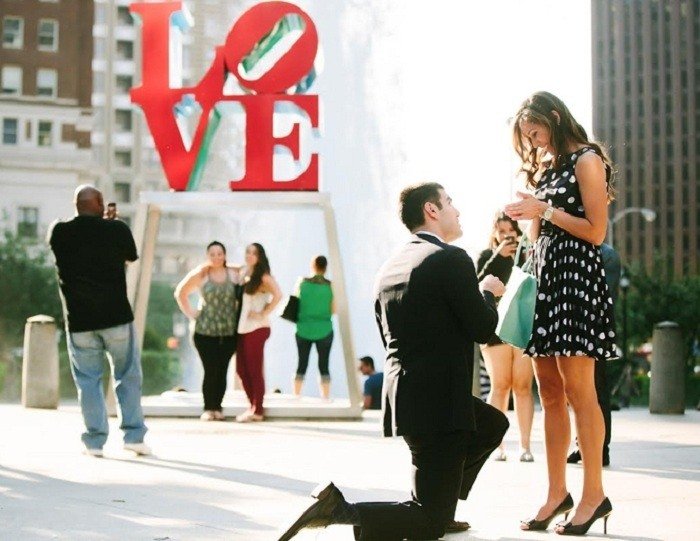 Äktenskapsförslag-idéer-män-organisera-cool-förlovning-ring-ge