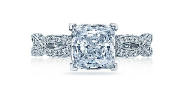 Fira förlovning köp unik diamantring förbered trevlig överraskning
