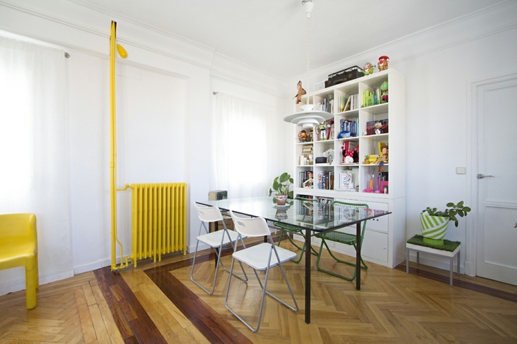 radiator-målning-gula rör-fernissning-parkett-glas-matbord