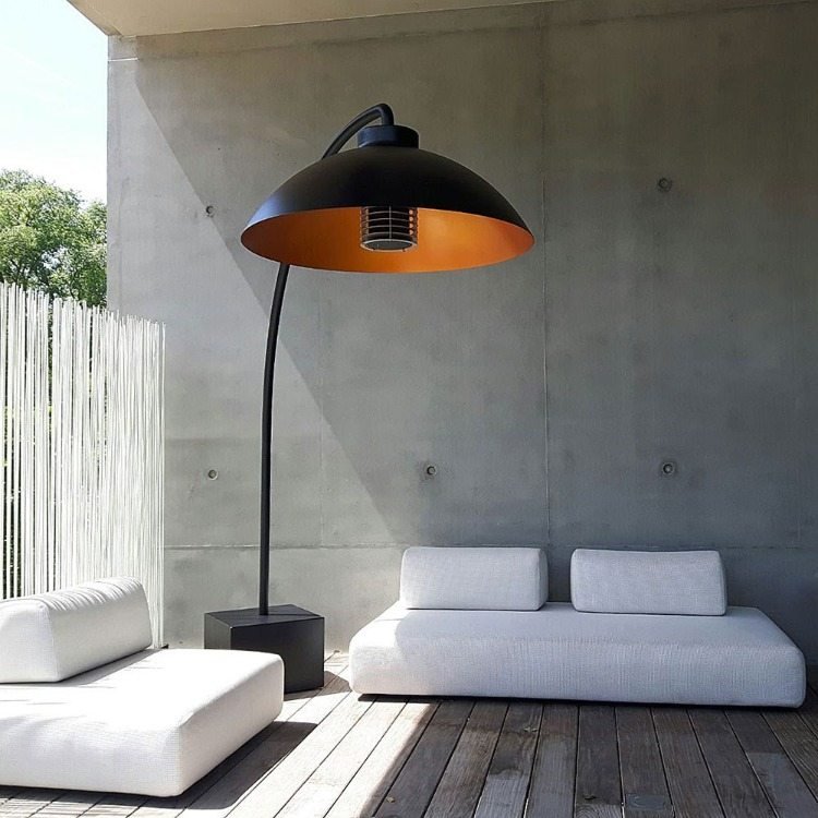 modern design med infraröda värmare i form av en lampa över minimalistiska möbler på terrassen