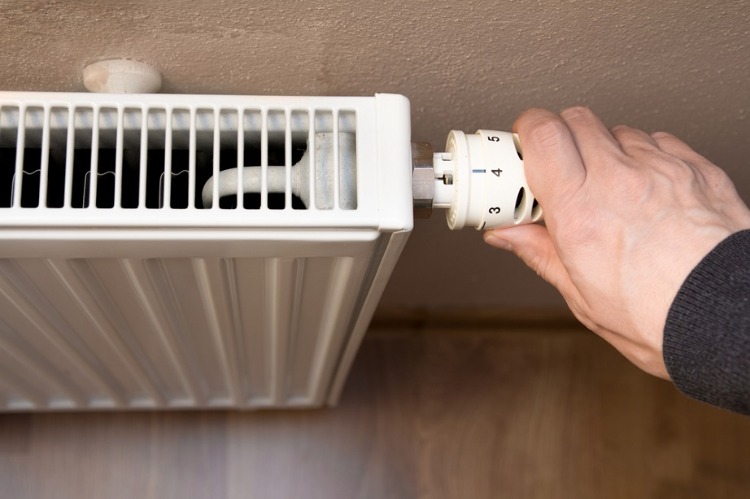 Vrid termostaten på kylaren och rengör sedan värmaren med en borste eller dammsugare