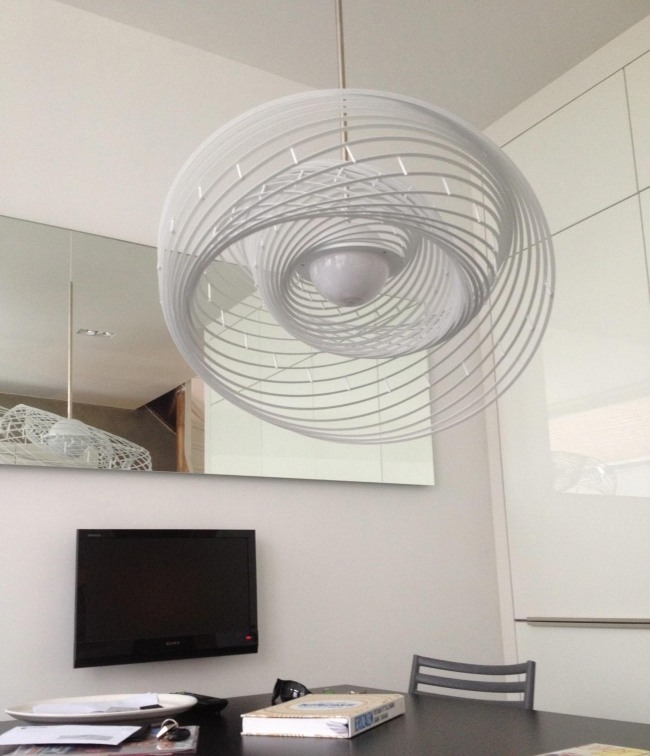 spiral vit helio pendellampa design av bartek studio