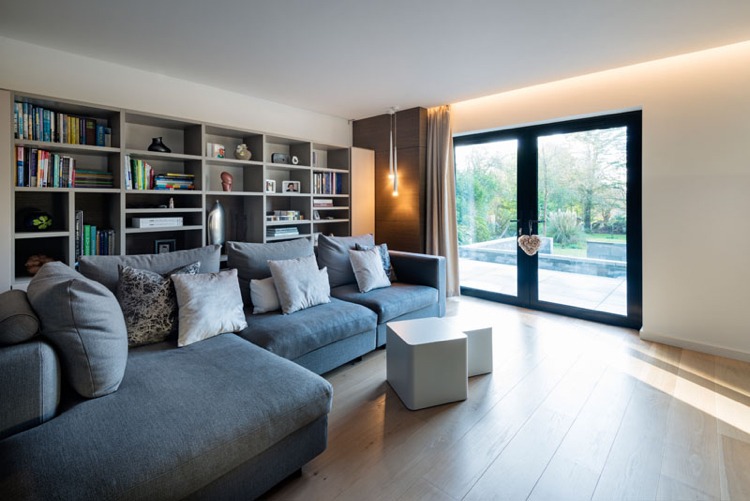 ljusvänlig-möblerad-modern-vardagsrum-soffa-grå
