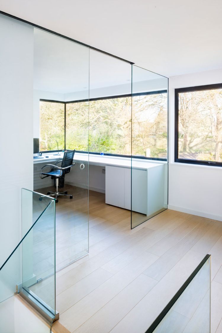 ljus-vänlig-anläggning-modern-glas vägg-hemmakontor