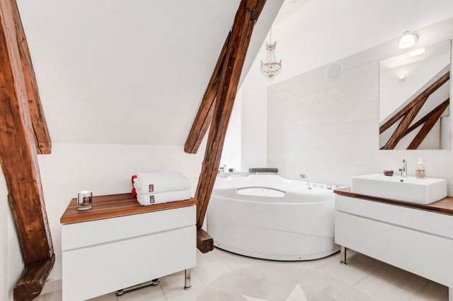 badrum vindsvåning lägenhet minimalistisk stil skandinavisk