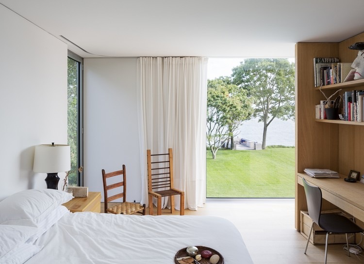 ljusa sovrum fönster från golv till tak fönster med utsikt över trädgårdsridåerna