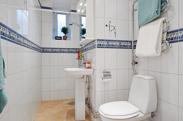 Vit badrum i skandinavisk stil