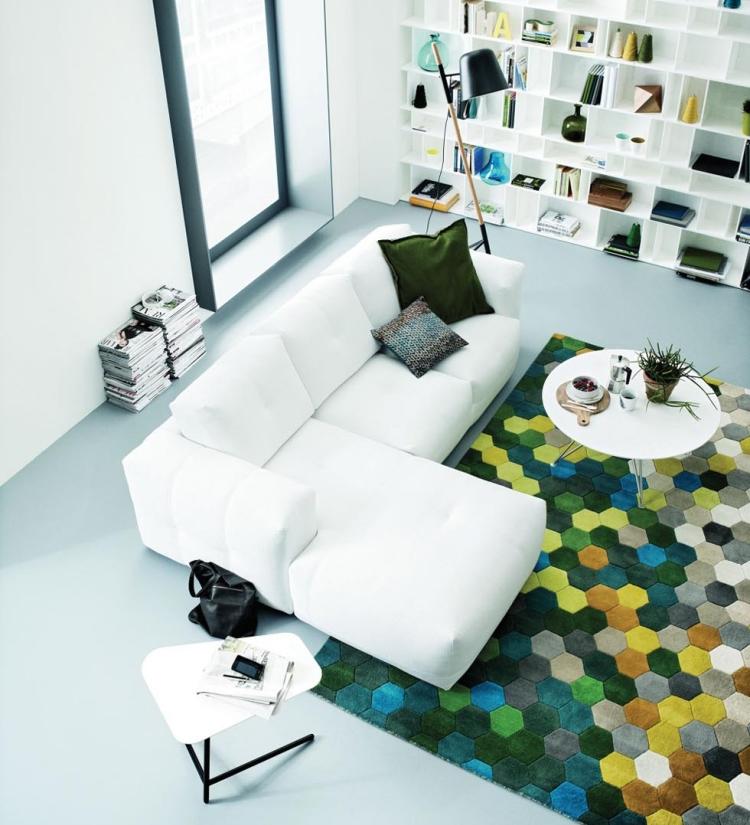 lägenhet-i-skandinavisk stil-sverige-vit-matta-färg-bikakemönster