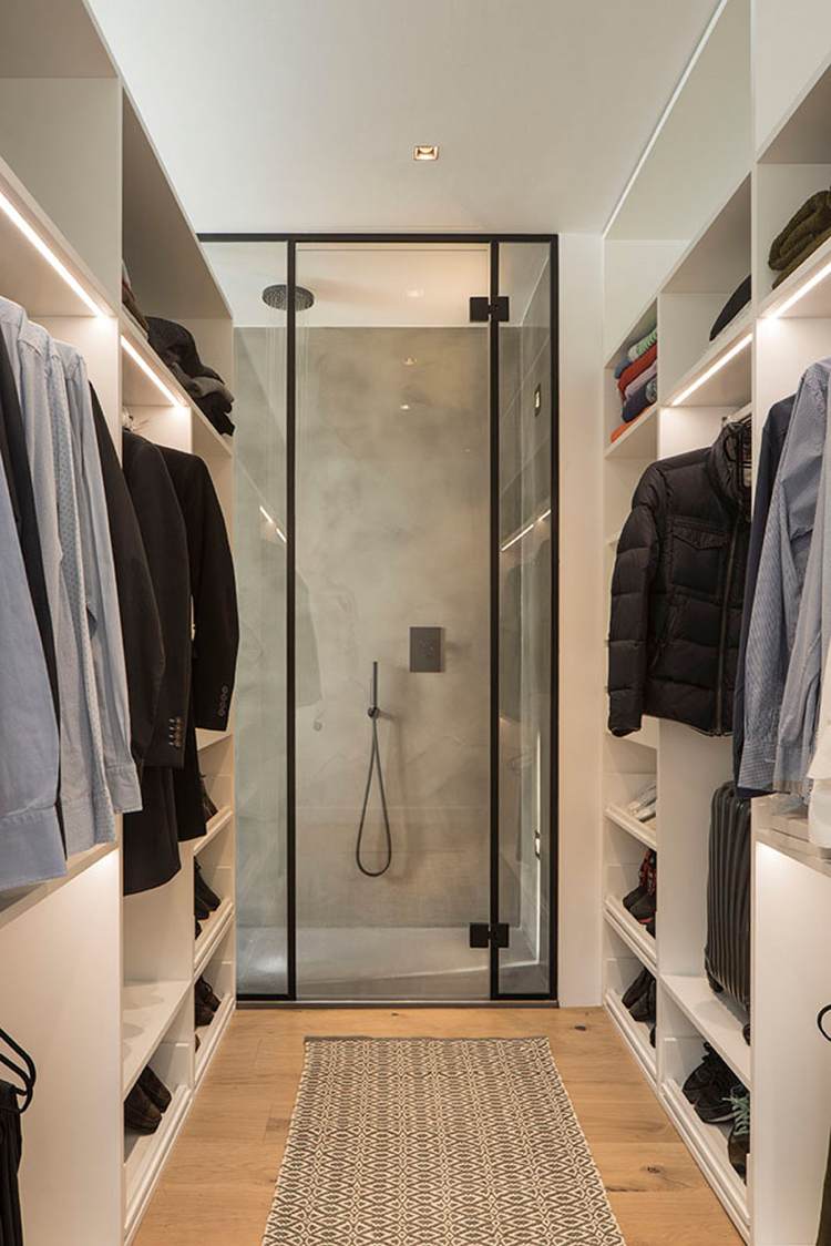 ljus-trä-antracit-grå-walk-in-closet-badrum