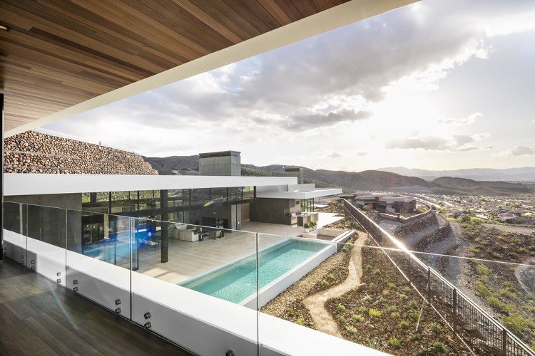 glas-balkong-räcke-utsikt-njut-pool