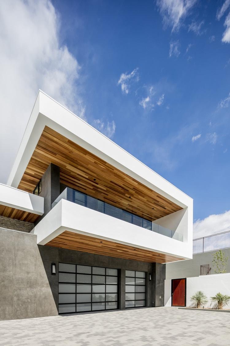 husfasad-garage-frostat glas-betong-trä-tak-glas-balkongräcken