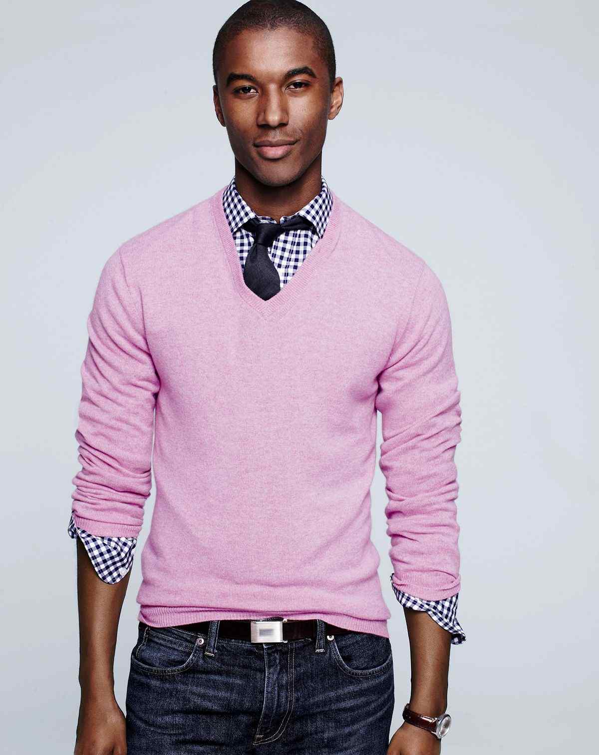 rosa tröja över rutig skjorta i svart och vitt med svart slips