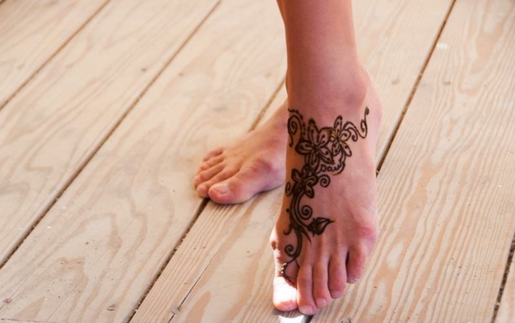 Henna-tatuering-stencil-fot-färg