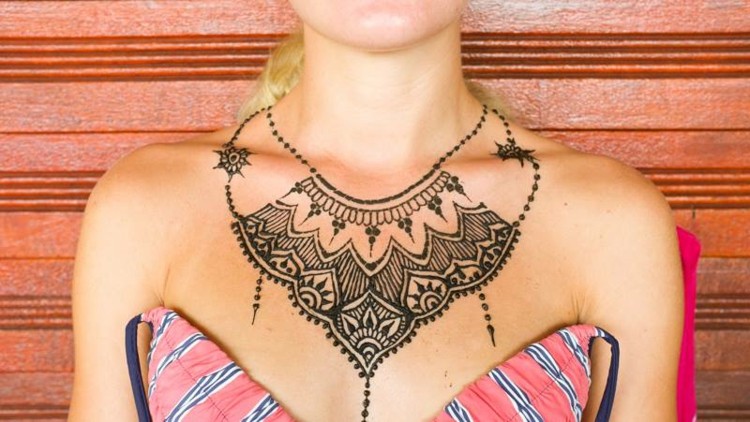 Henna-tatuering-idéer-exempel-hals-utsmyckning