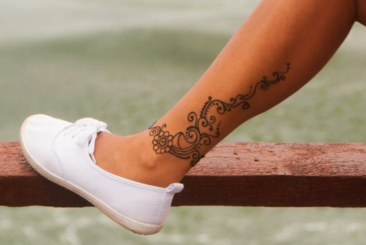 Henna tatuering underben blomma kropp målning