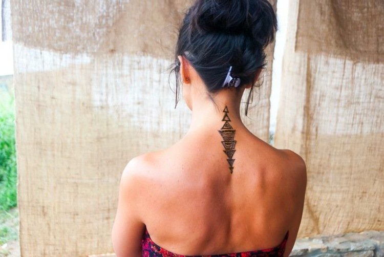 Henna-tatuering-rygg-hals-bli-målad