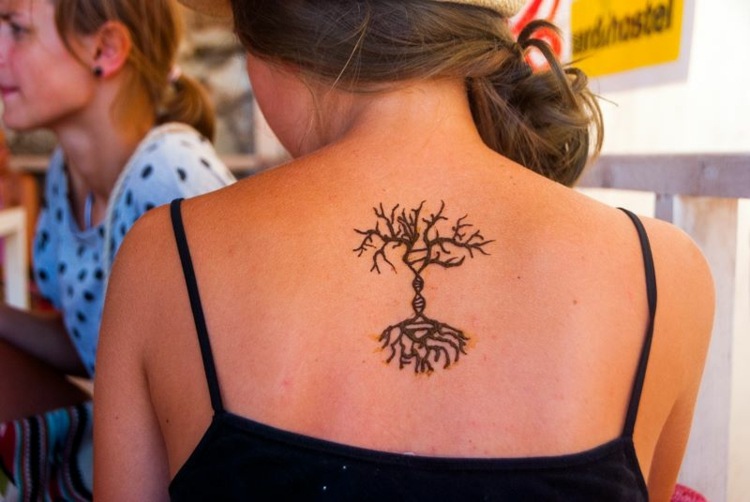 Henna-tatuering-motiv-tillbaka-dröm-träd-ritning