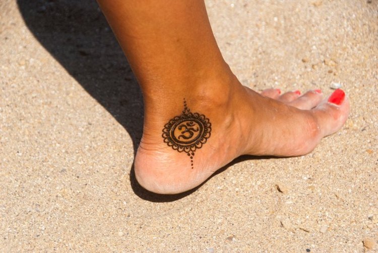 Henna-tatuering-idéer-fot-motiv-måla-själv