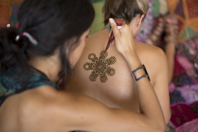 Henna tatueringsidéer solblommotiv