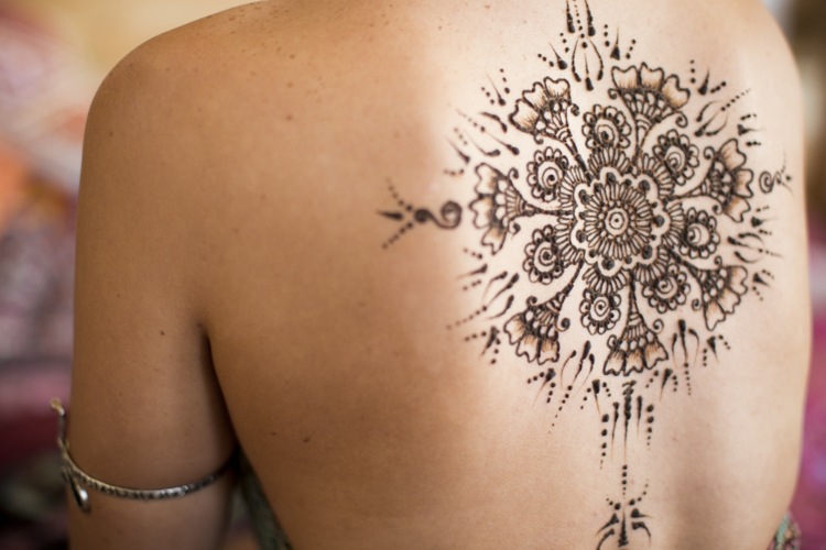 Henna tatuering tillbaka idéer exempel