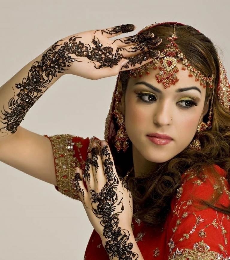 henna tatuering indiska vackra armar design huvudbonad klänning röd