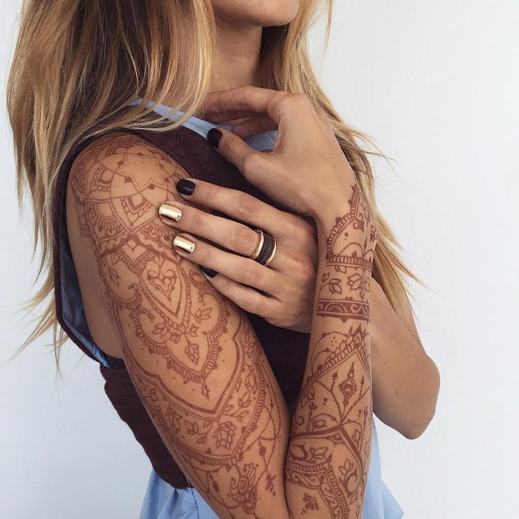 Gör din egen henna-tatuering -sköld-arm-efteråt