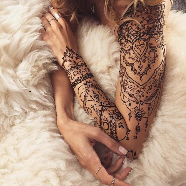 henna-tatuering-gör-det-själv-axel-arm-trend
