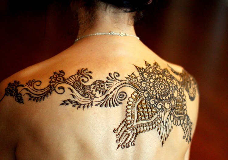 Gör-det-själv-henna-tatuering-axel-rygg-smycken