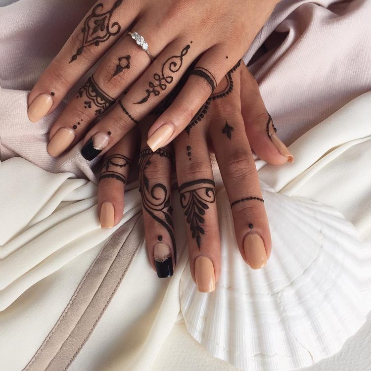 henna-tatuering-gör-finger-ringar-färg