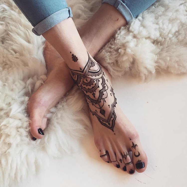 henna-tatuering-gör-det-själv-fötter-nagellack-svart